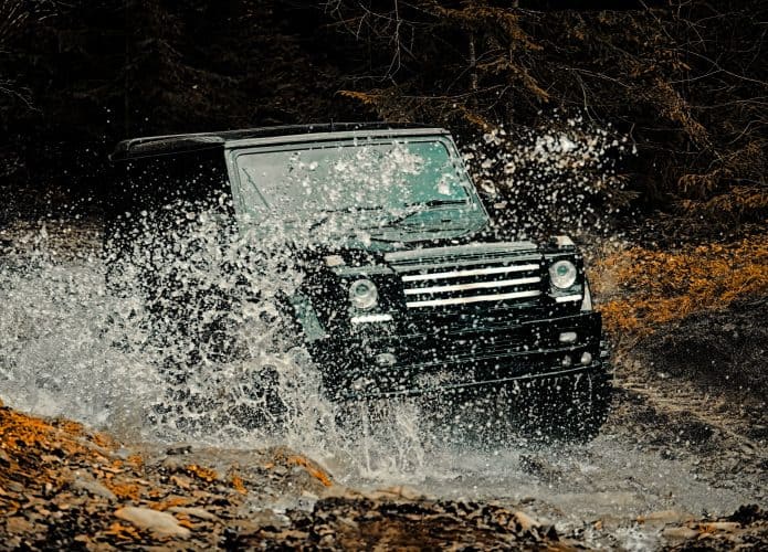 Viagem off-road em estrada de montanha em carro com tração 4x4
