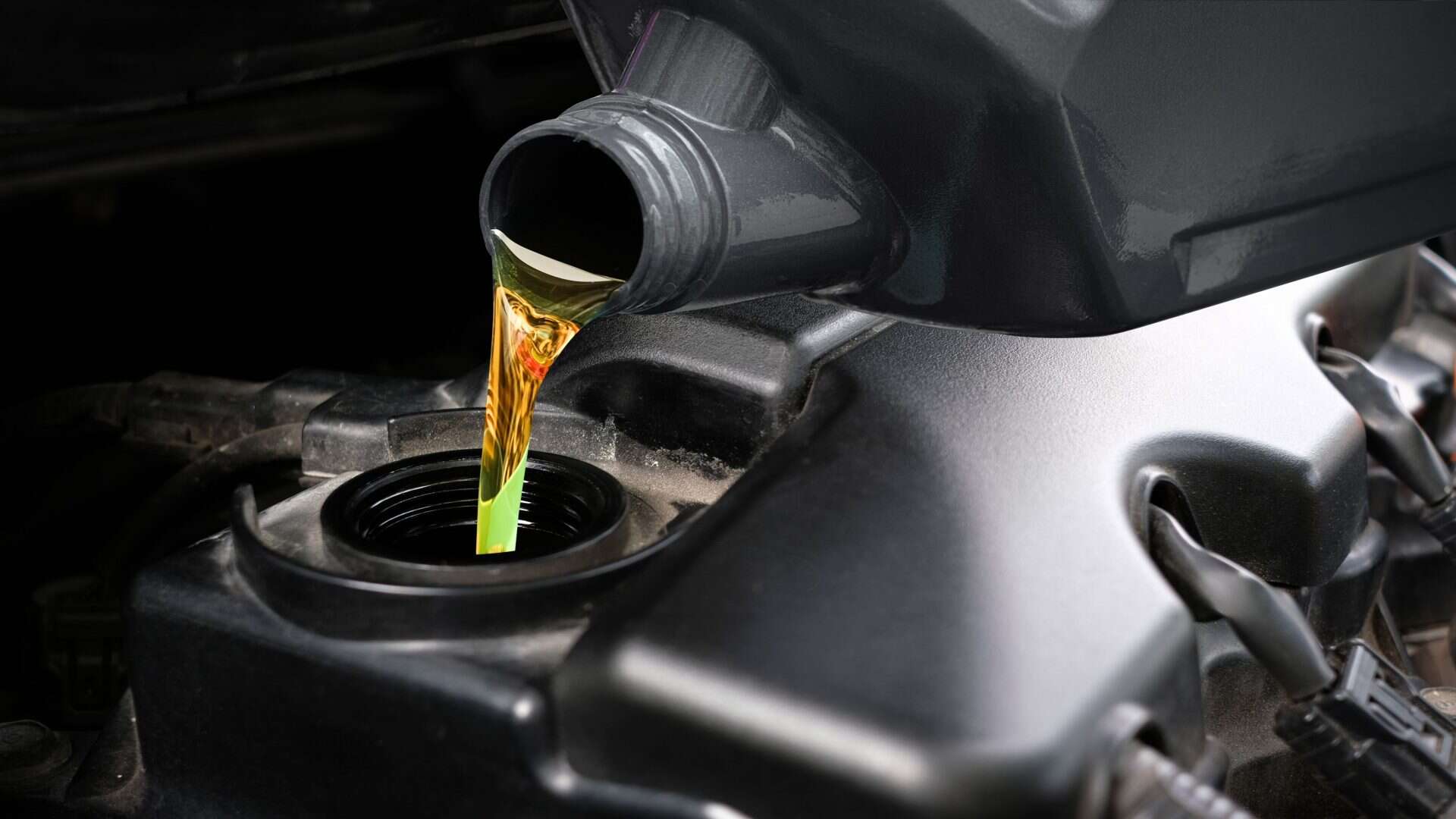 Imagem derramando óleo no motor do carro sobre se pode misturar óleos diferentes