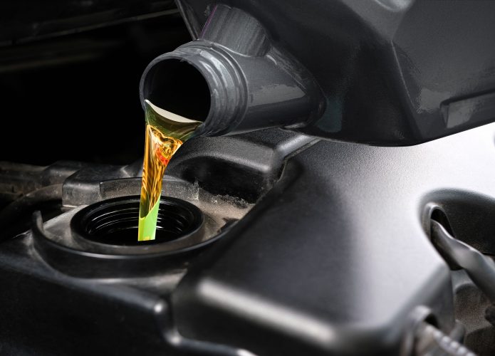 Imagem derramando óleo no motor do carro sobre se pode misturar óleos diferentes
