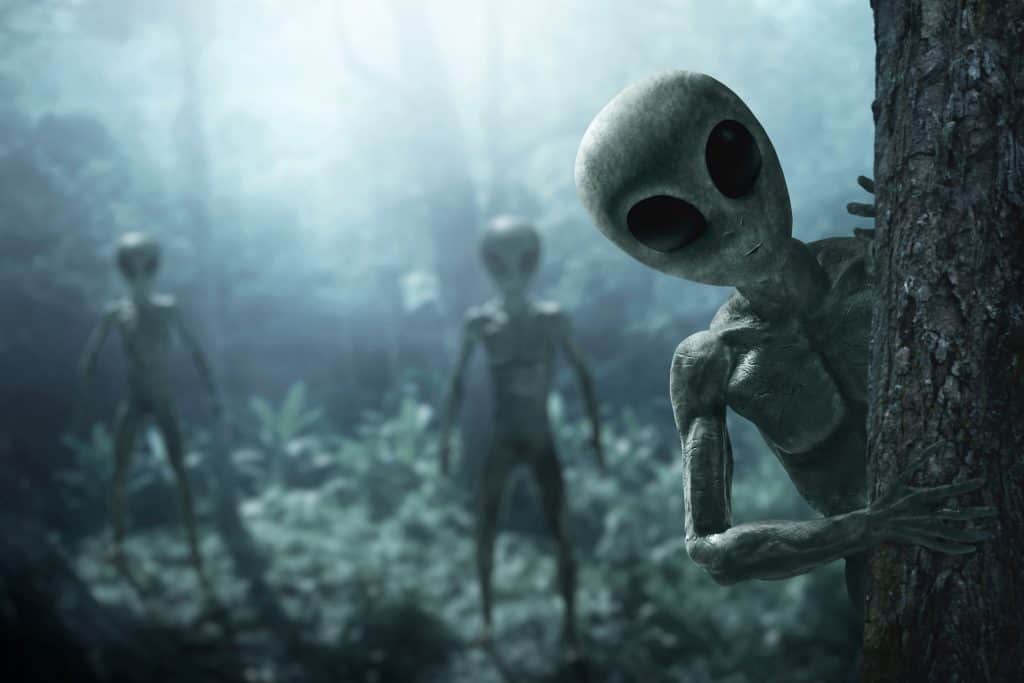 Alienígenas olhando para a câmera