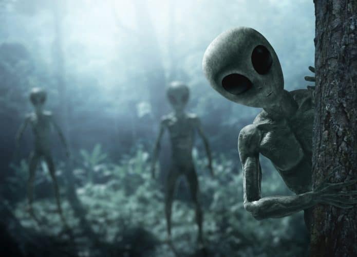 Alienígenas olhando para a câmera