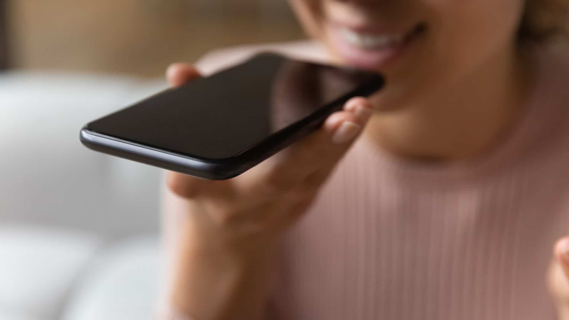 Pessoa falando no celular