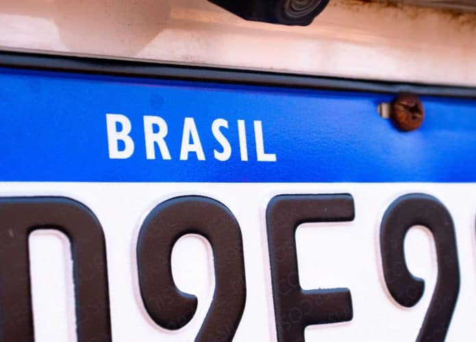 Imagem mostra detalhe de placa de veículo brasileiro com novo modelo de placas do Mercosul