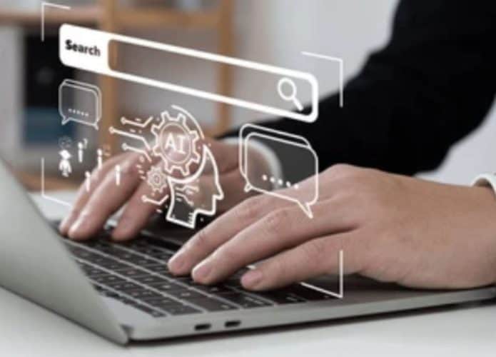 homem digitando no computador com imagens que representam a inteligência artificial