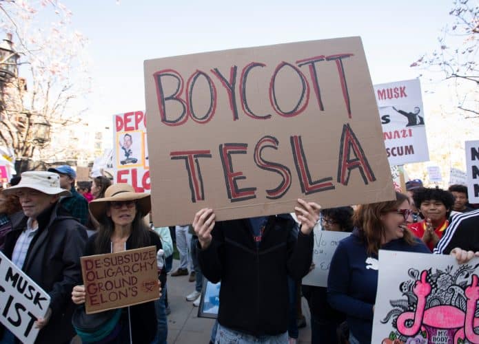 protesots-tesla-1-695x500