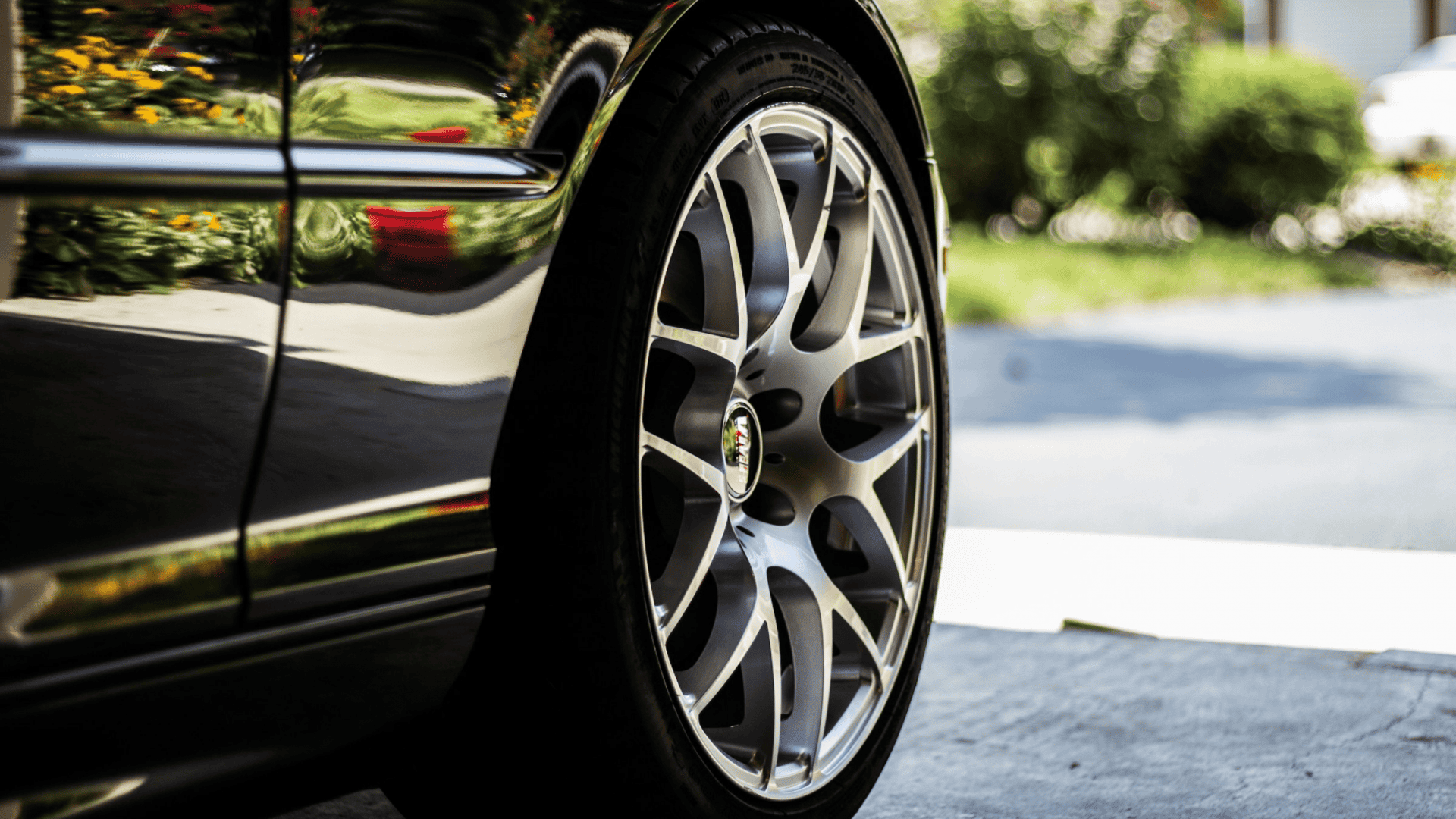 close-up do pneu de um carro novo