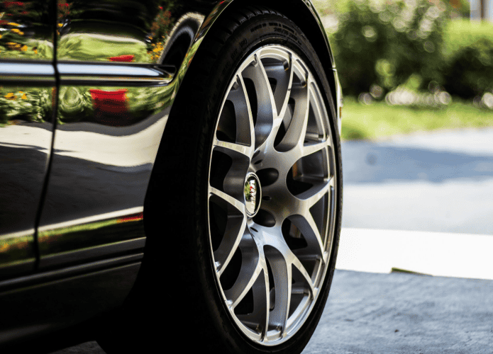 close-up do pneu de um carro novo