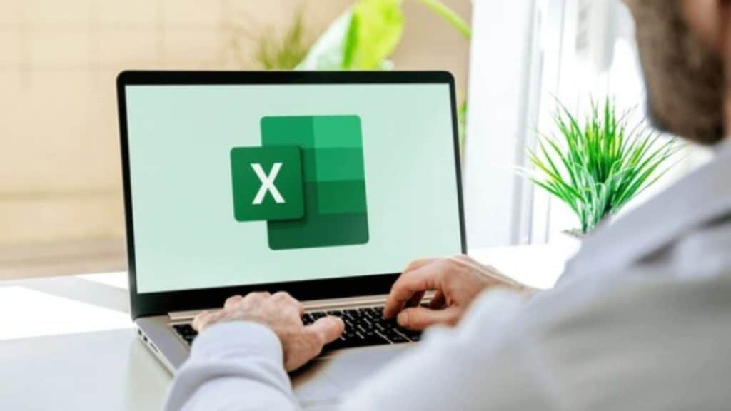homem trabalhando no computador com excel aberto