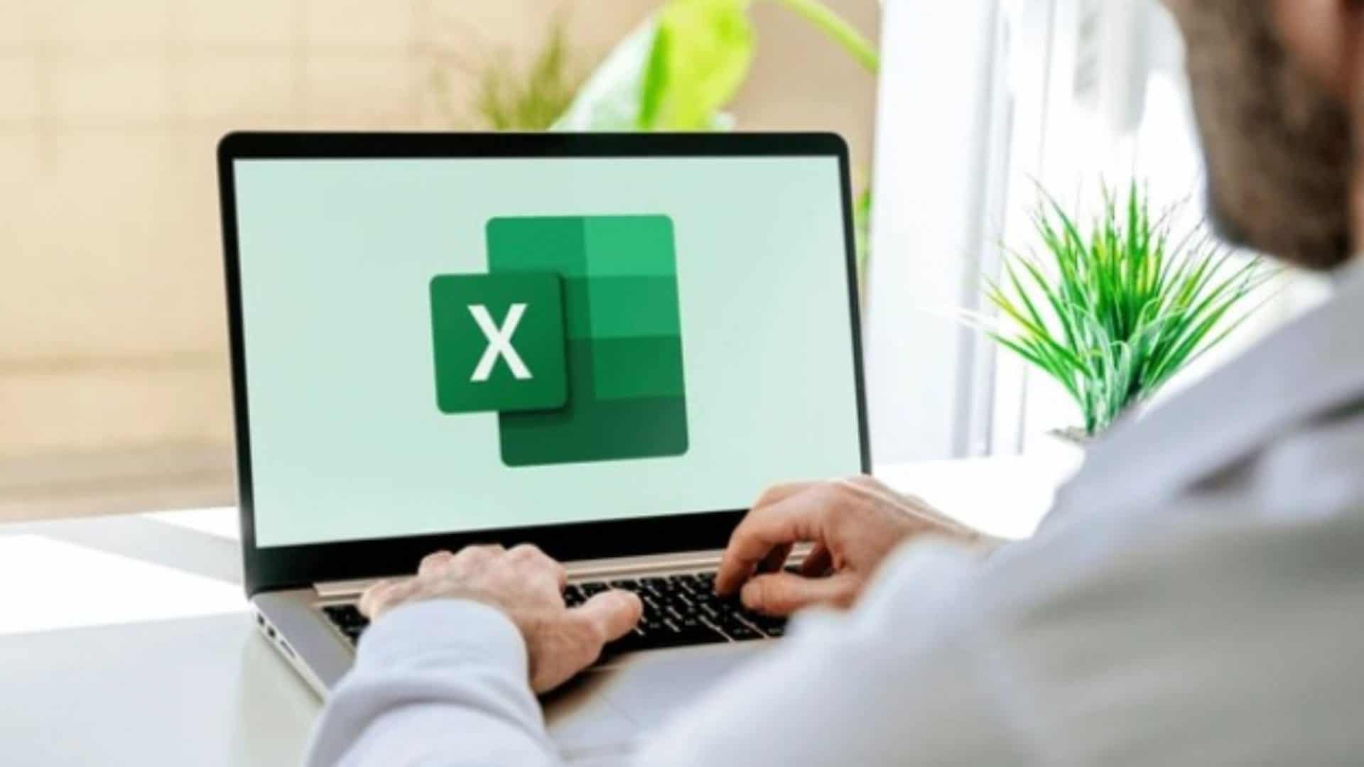 homem trabalhando no computador com excel aberto