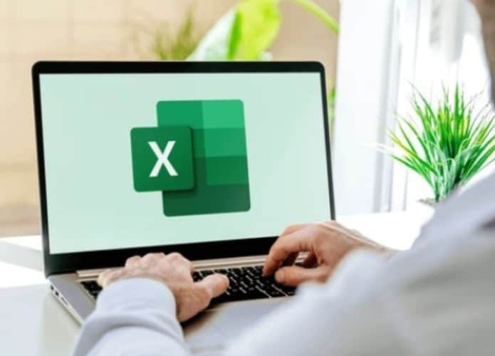homem trabalhando no computador com excel aberto