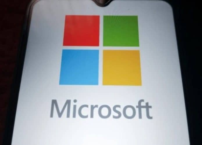 celular com logo da microsoft