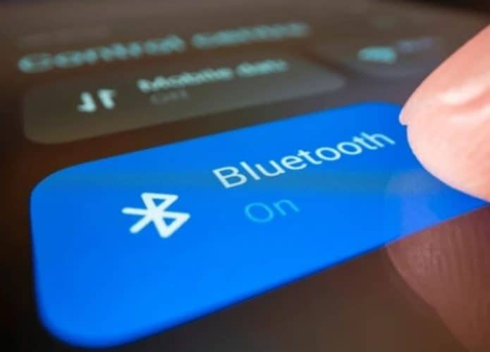 celular com símbolo bluetooth ligado