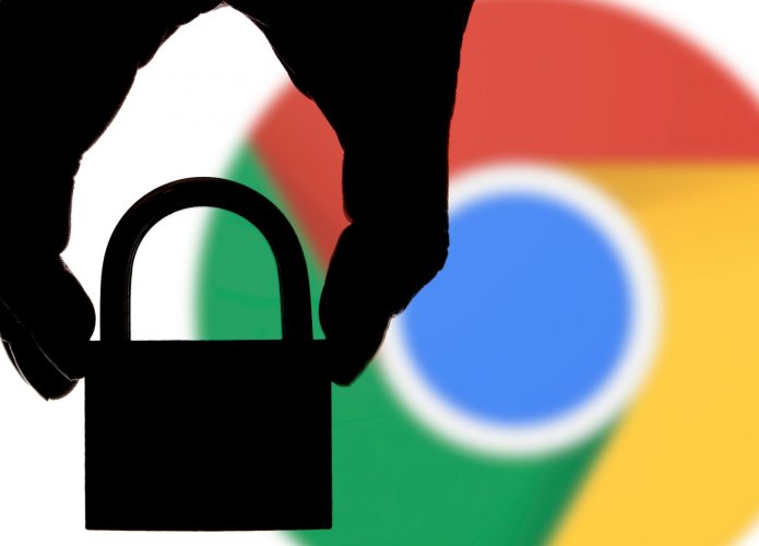 Problemas de segurança do Google Chrome. Silhueta de uma mão segurando um cadeado na frente do logotipo do Google Chrome