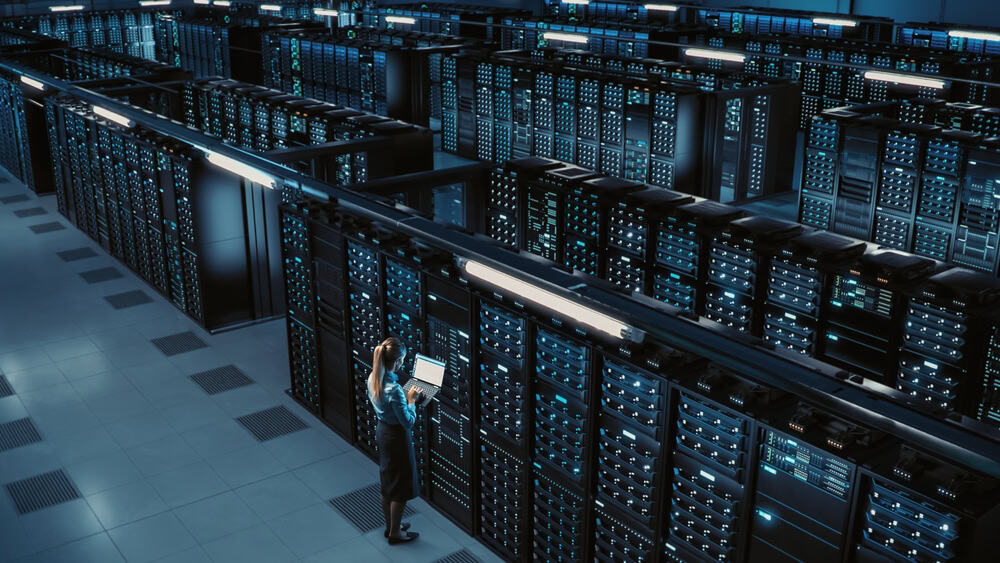 Mulher trabalhando em data center.