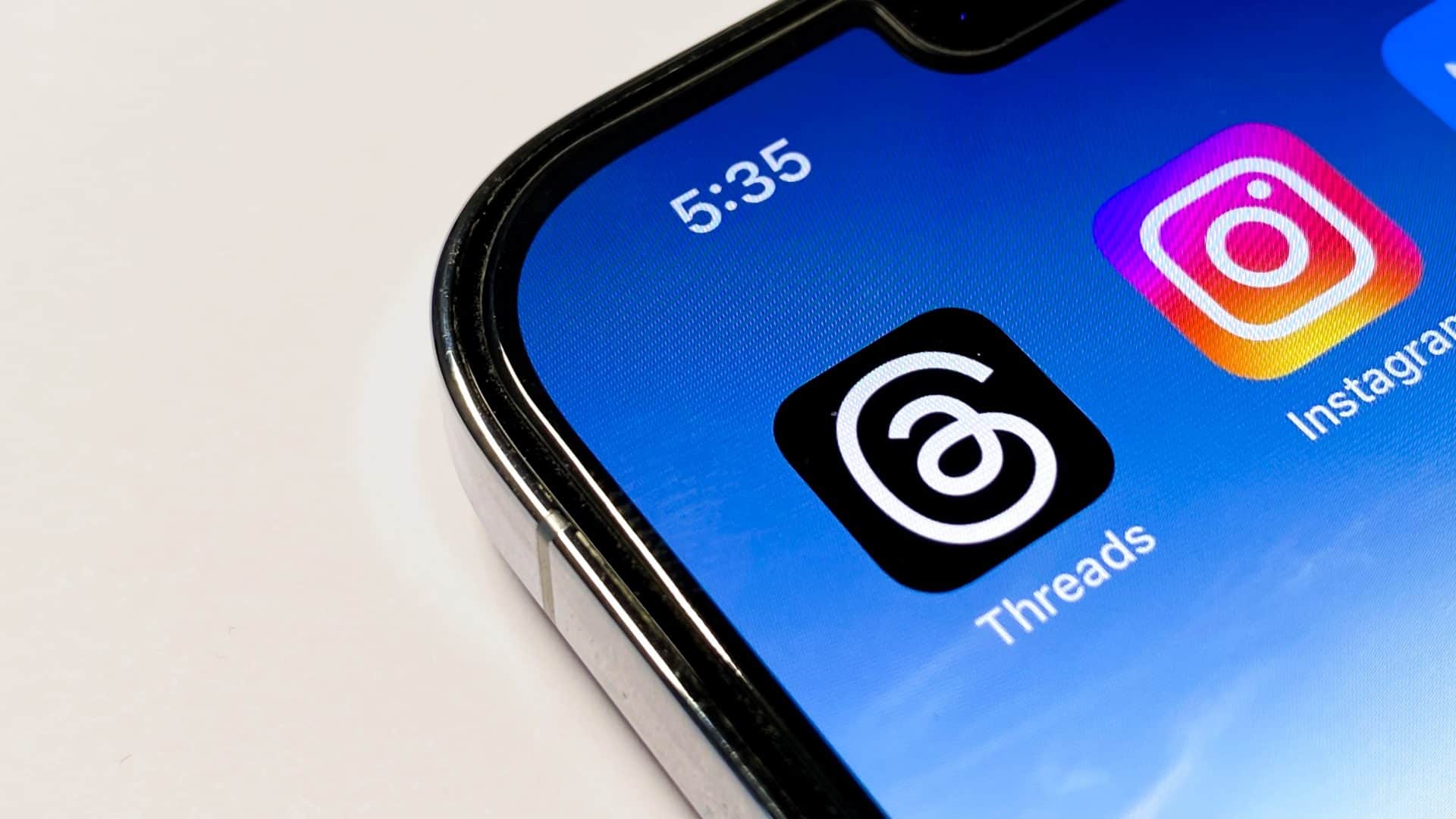 Imagem mostra os logotipos do Threads e Instagram, da Meta, na tela de um celular