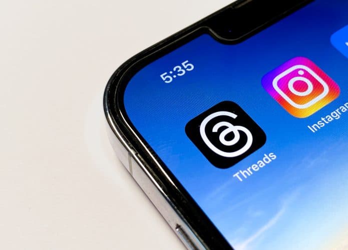 Imagem mostra os logotipos do Threads e Instagram, da Meta, na tela de um celular