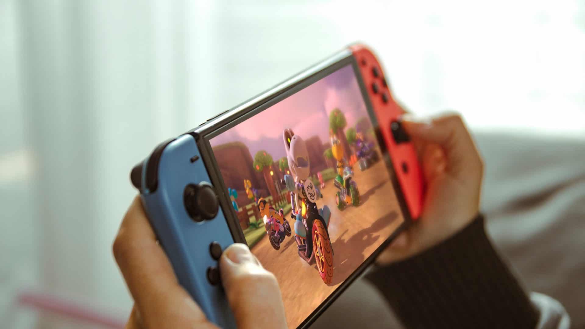 Jovem brincando com um console portátil Nintendo Switch.