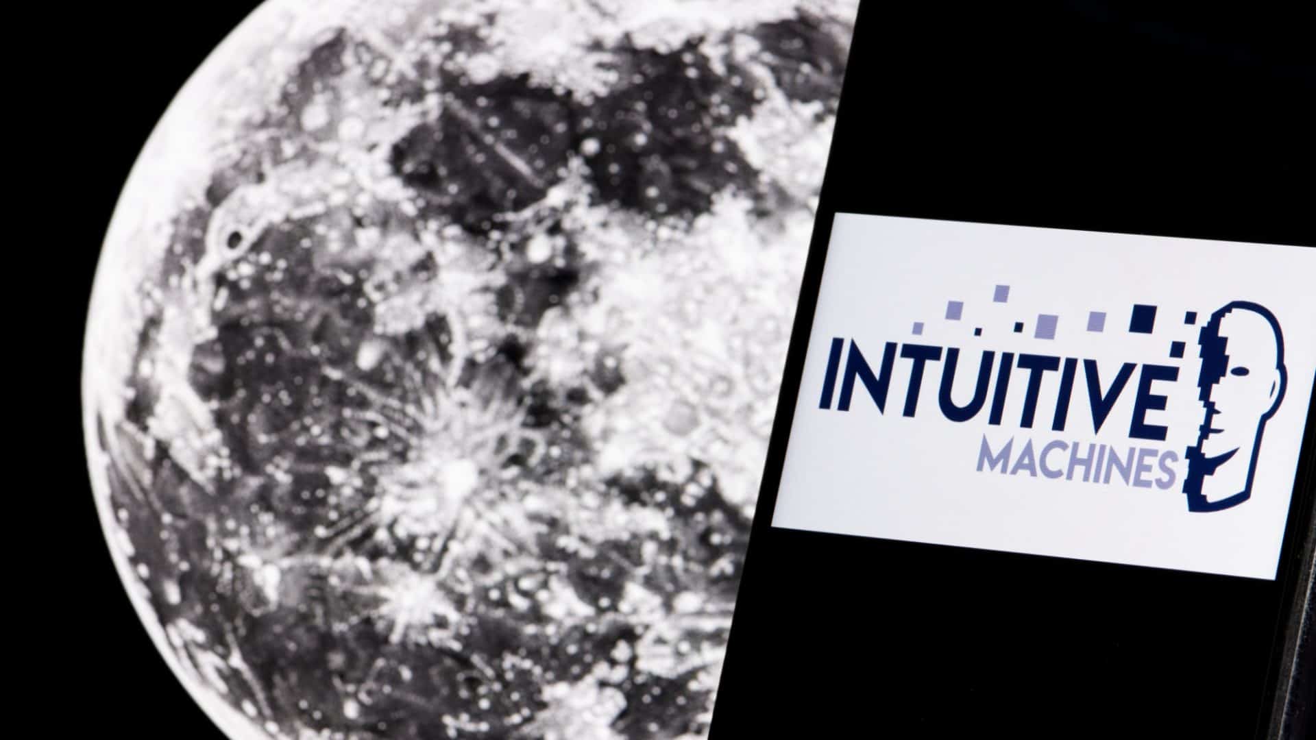 O logotipo da Intuitive Machines exibido em um telefone celular, com a Lua ao fundo em uma tela de computador.