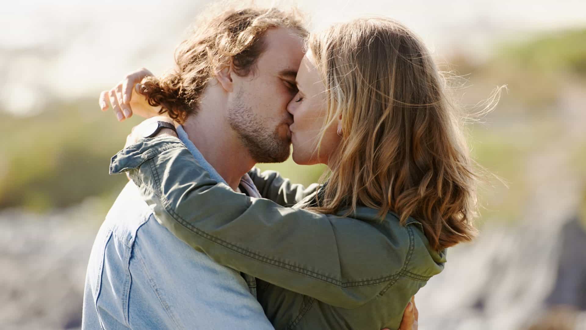 Um homem e uma mulher se beijando
