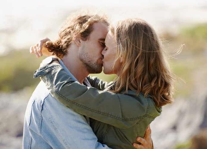 Um homem e uma mulher se beijando
