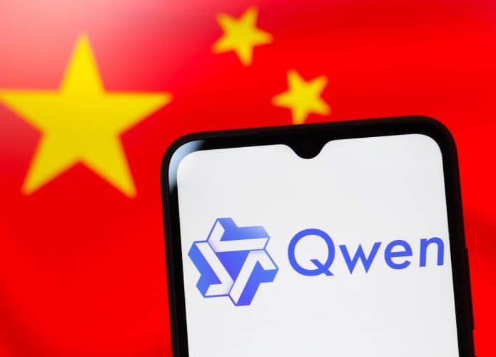 logo do qwen em um celular sobre bandeira da china