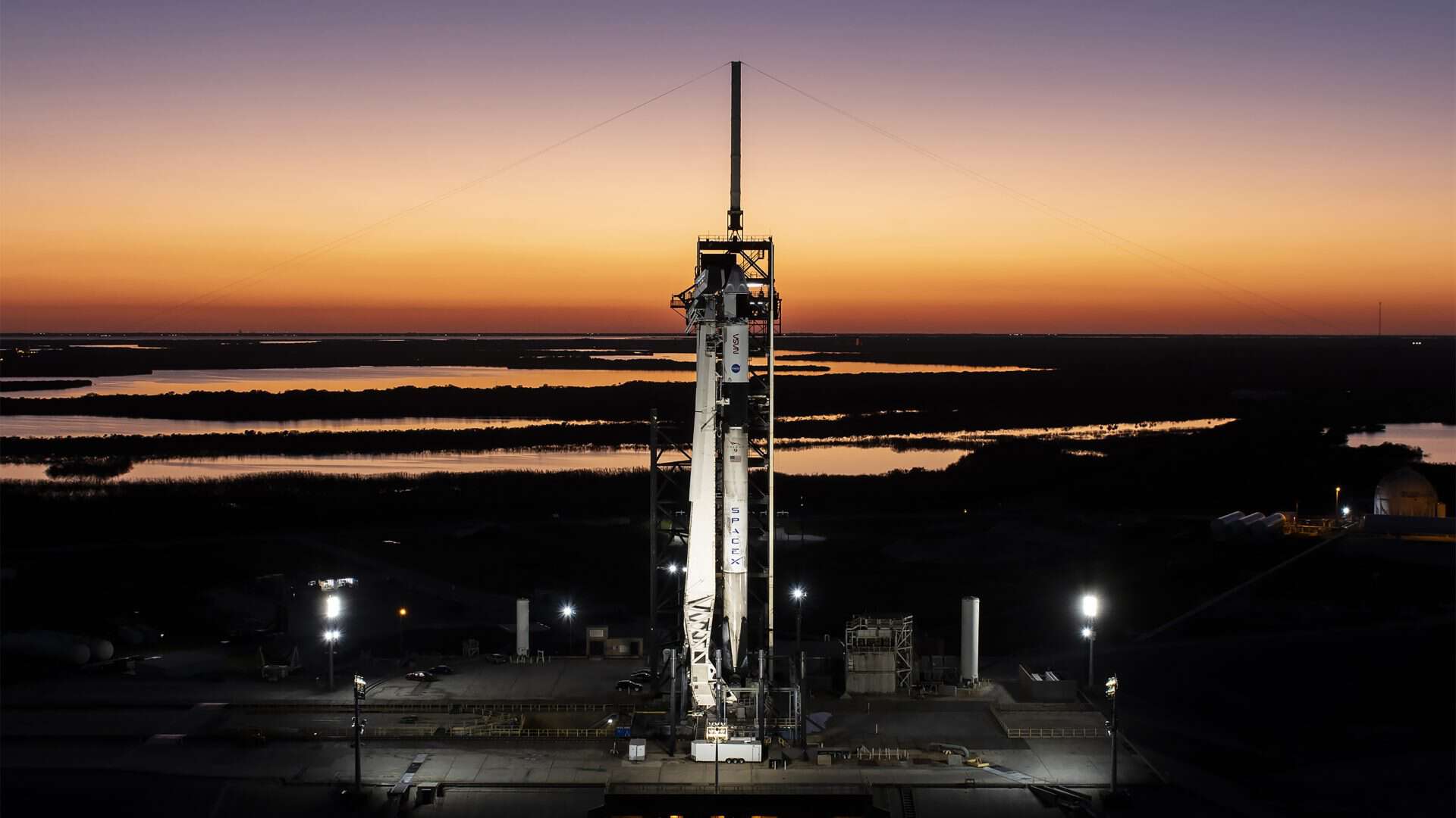 Foguete Falcon 9 na plataforma de lançamento