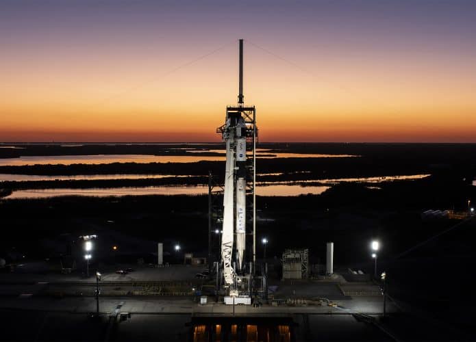 Foguete Falcon 9 na plataforma de lançamento
