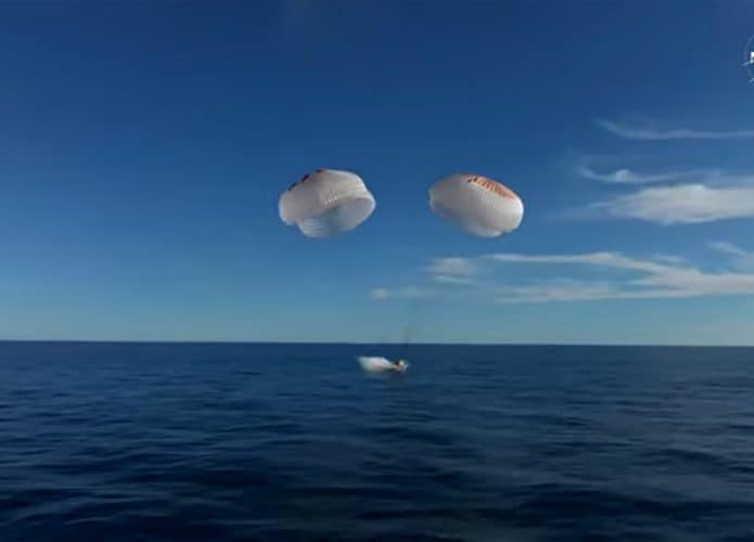 Espaçonave SpaceX Dragon Freedom pousando no mar
