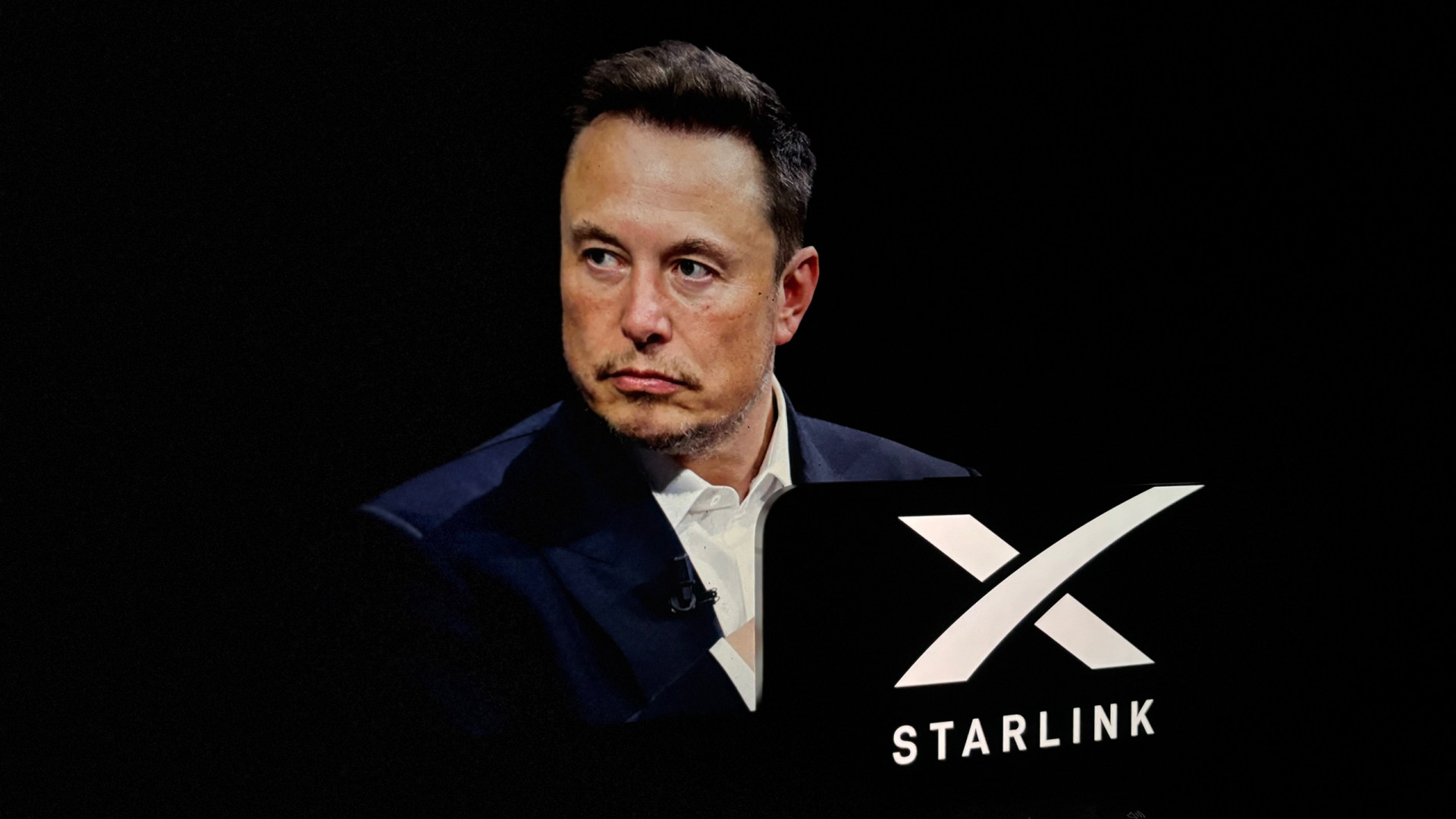 Ao fundo, foto de Elon Musk olhando para o lado esquerdo; à frente e mais à direita, logo da Starlink em um smartphone na horizontal