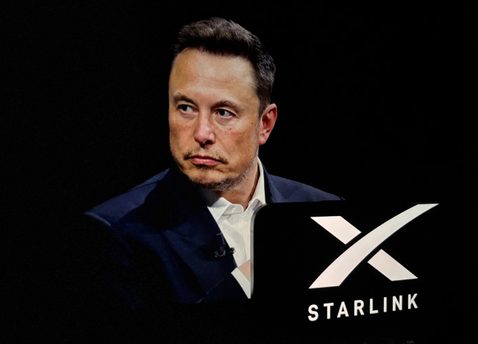 Ao fundo, foto de Elon Musk olhando para o lado esquerdo; à frente e mais à direita, logo da Starlink em um smartphone na horizontal
