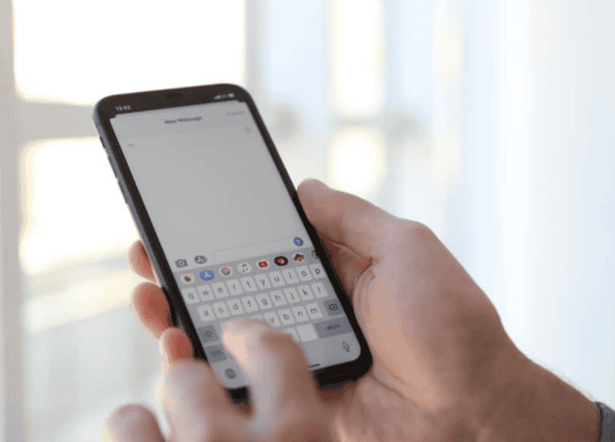 Pessoa digitando em um iPhone