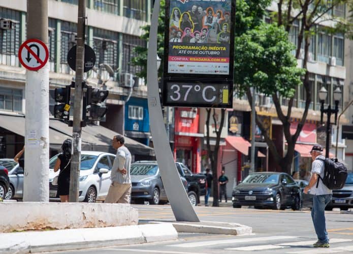 Termômetro de rua em São Paulo marcando 37 °C