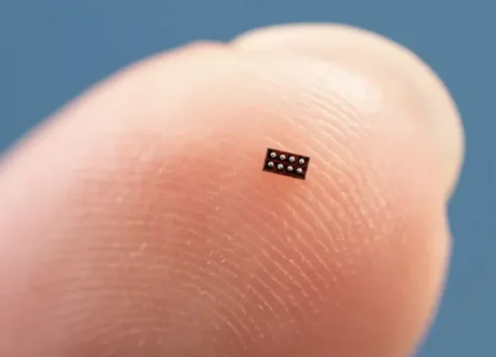 A Texas Instruments (TI), gigante americana do setor, anunciou a criação do menor microcontrolador (MCU) do mundo, um chip que mede apenas 1,38 mm², equivalente ao tamanho de um grão de arroz.