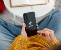 Logo do TikTok em um smartphone