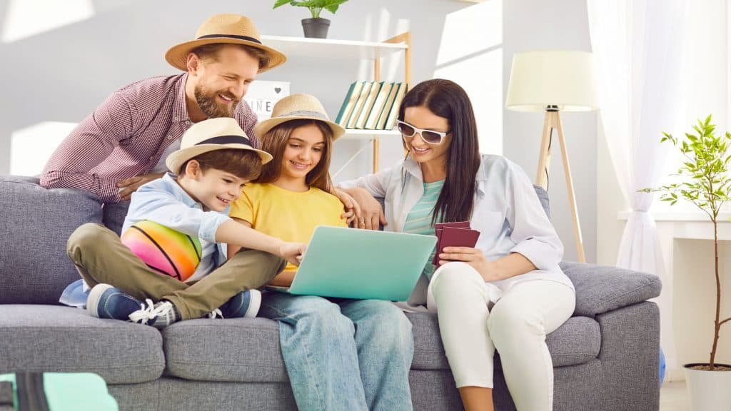 Canvas do Google gera roteiros completos com voos, hotéis e atividades, facilitando ajustes e visualização do planejamento de viagem.