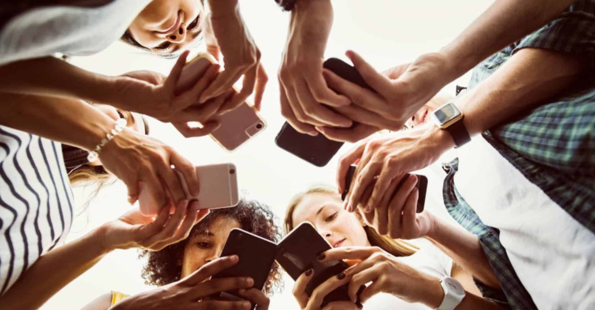 Imagem mostra vício em redes sociais na juventude.