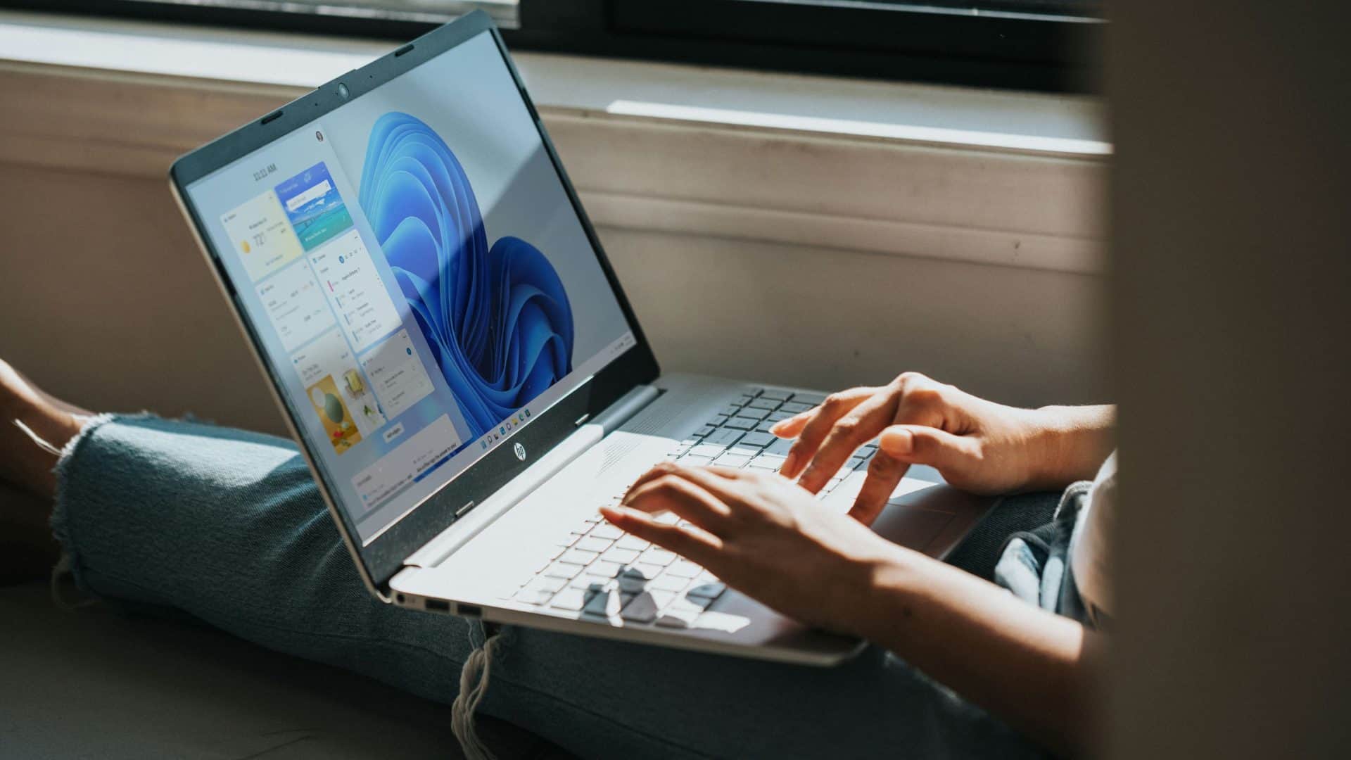 pessoa trabalhando em um computador com windows 11