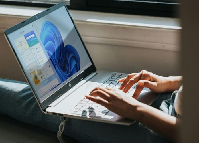 pessoa trabalhando em um computador com windows 11