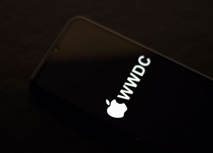 Logo da WWDC em um iPhone