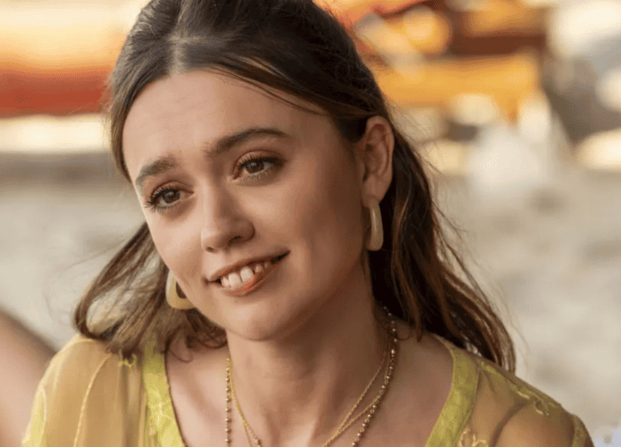 Aimee Lou Wood sorrindo em cena da série The White Lotus