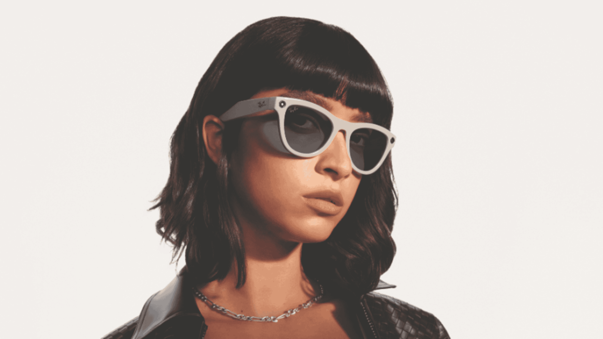 Mulher usando os óculos da Ray-Ban