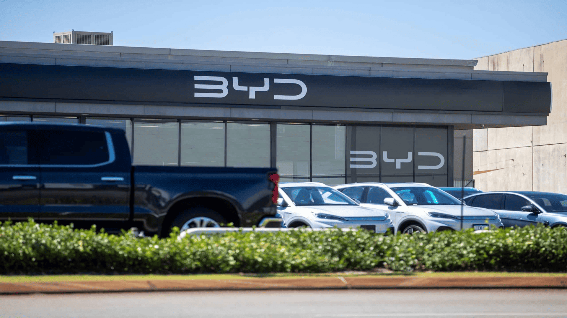 imagem mostra a fachada de uma loja da BYD