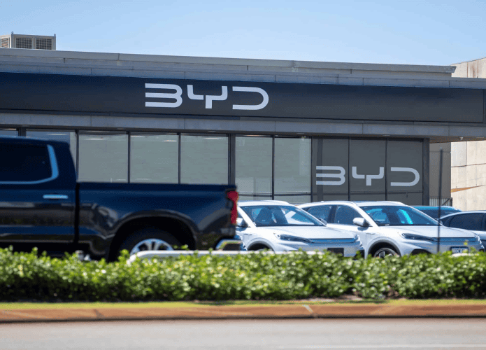 imagem mostra a fachada de uma loja da BYD
