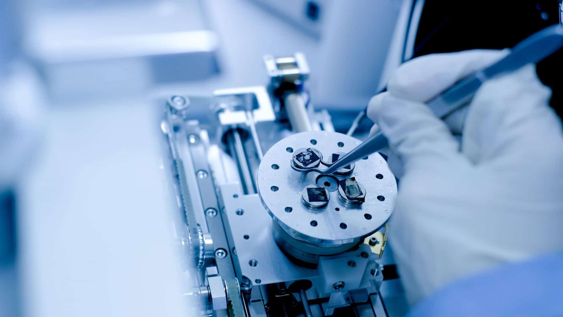 Cientista preparando nanomaterial