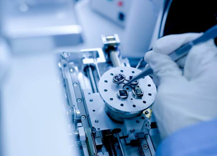 Cientista preparando nanomaterial
