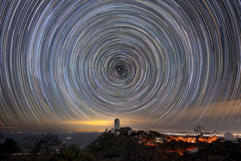 Foto mostra estrelas girando ao redor do Observatório de Berkeley.