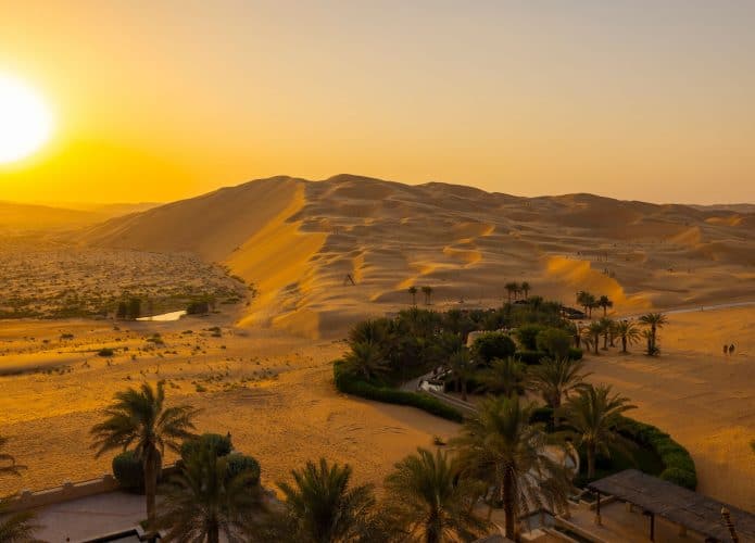 Deserto Rub' al-Khali com um oasis