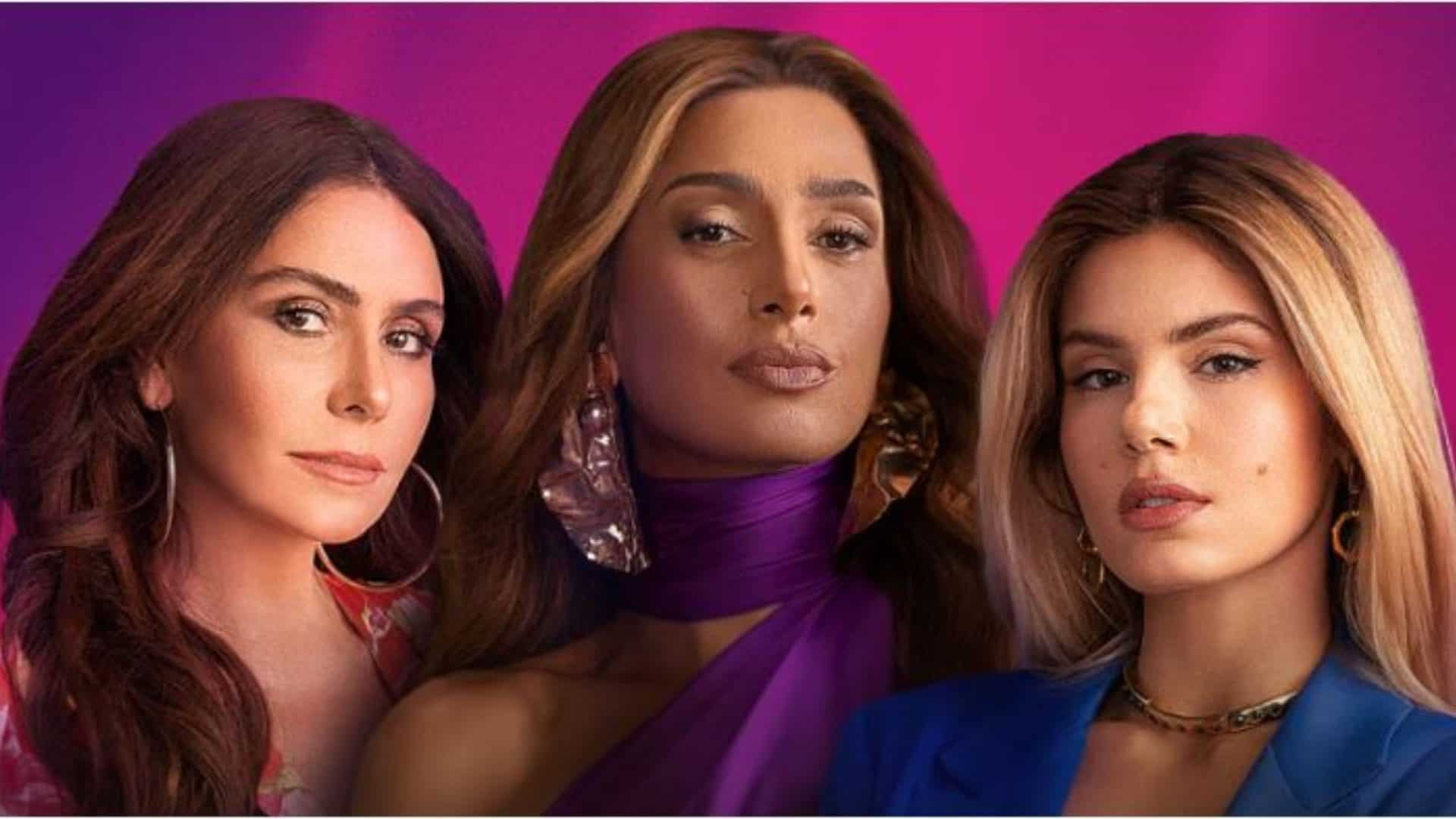 A imagem mostra três mulheres, em um fundo vibrante de tons roxos e rosas. Elas têm diferentes estilos: uma usa um vestido floral, outra veste um roxo elegante, e a terceira está com um blazer azul.