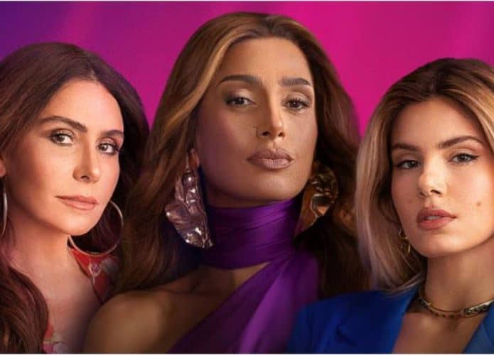 A imagem mostra três mulheres, em um fundo vibrante de tons roxos e rosas. Elas têm diferentes estilos: uma usa um vestido floral, outra veste um roxo elegante, e a terceira está com um blazer azul.