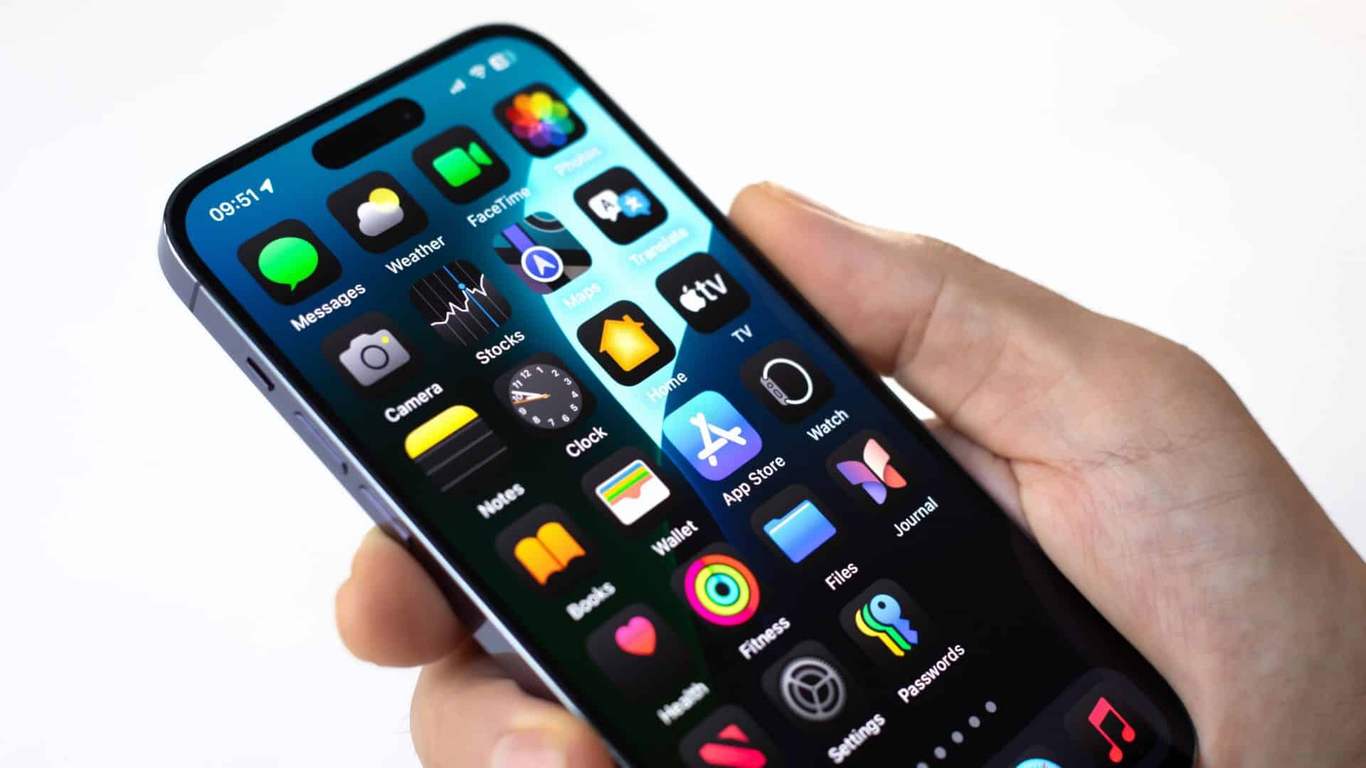 Mão de homem segurando isolado Apple iPhone 15 Pro Max com tela inicial IOS 18 na tela
